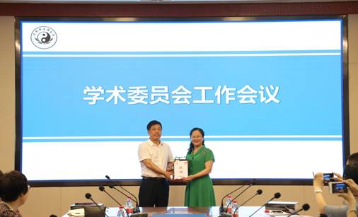 说明: D:\0科学技术处学术学会部(BS704-61770156)\学术委员会(决策、审议、评定、咨询)\2019年工作\河南中医药大学第一届学术委员会成立大会暨第一次全体会议-20190710\会议新闻照片\1R6A2768.jpg